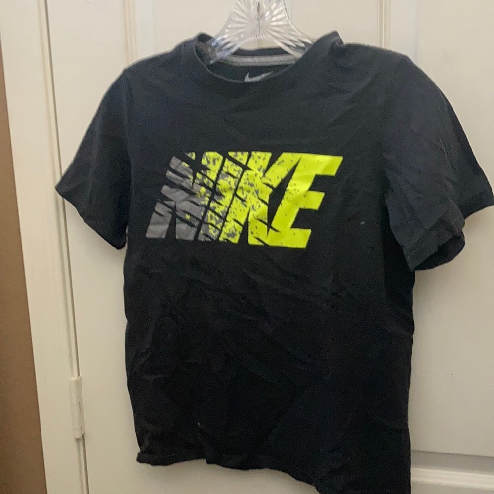 FINAL MARKDOWN BOYS Nike tee medium